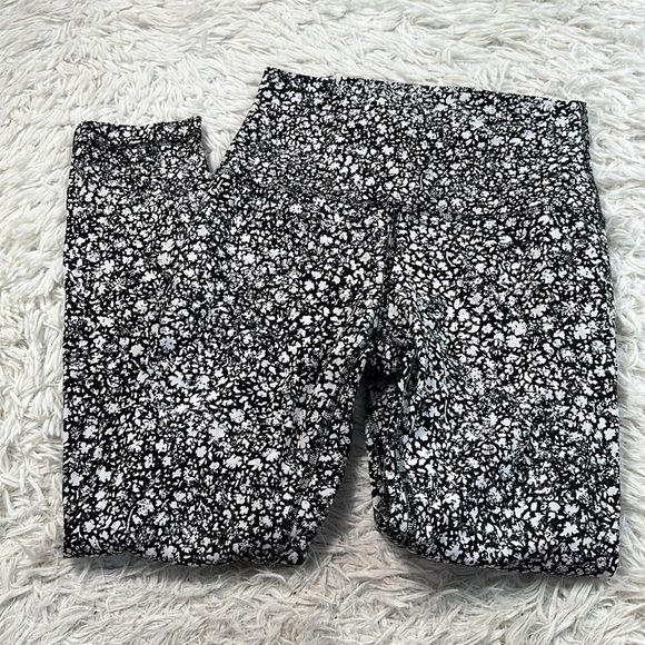 Lululemon Align High-Rise Crop 23" Venture Floral Alpine White Black - Picture 1 of 5